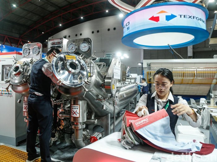 Petugas memeragakan cara penggunaan mesin tekstil dalam pameran Indo Intertex–Inatex 2026 di JIExpo Kemayoran, Jakarta, Rabu (15/4/2026). Kegiatan ini berlangsung di tengah kondisi global yang masih dinamis, ditandai ketegangan geopolitik, disrupsi perdagangan, serta pergeseran rantai pasok yang memengaruhi industri manufaktur, termasuk sektor tekstil dan produk tekstil (TPT).