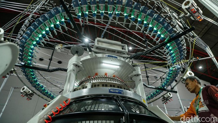 Petugas memeragakan cara penggunaan mesin tekstil dalam pameran Indo Intertex–Inatex 2026 di JIExpo Kemayoran, Jakarta, Rabu (15/4/2026). Kegiatan ini berlangsung di tengah kondisi global yang masih dinamis, ditandai ketegangan geopolitik, disrupsi perdagangan, serta pergeseran rantai pasok yang memengaruhi industri manufaktur, termasuk sektor tekstil dan produk tekstil (TPT).