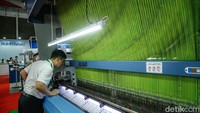 Kinerja industri TPT nasional juga masih terjaga. Sepanjang 2025, sektor ini mencatat pertumbuhan sebesar 3,55 persen secara tahunan, dengan nilai ekspor mencapai USD 12,08 miliar dan menghasilkan surplus sebesar USD 3,45 miliar.
