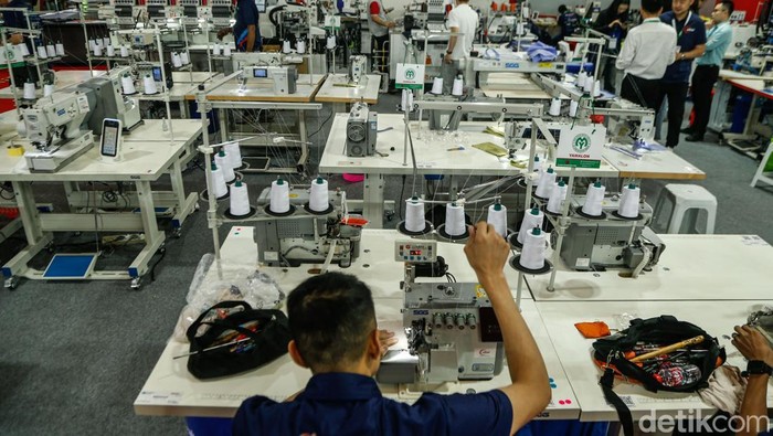 Petugas memeragakan cara penggunaan mesin tekstil dalam pameran Indo Intertex–Inatex 2026 di JIExpo Kemayoran, Jakarta, Rabu (15/4/2026). Kegiatan ini berlangsung di tengah kondisi global yang masih dinamis, ditandai ketegangan geopolitik, disrupsi