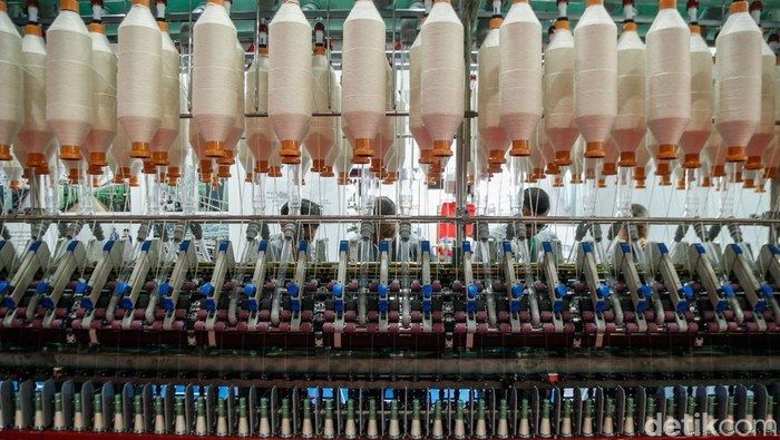 Petugas memeragakan cara penggunaan mesin tekstil dalam pameran Indo Intertex–Inatex 2026 di JIExpo Kemayoran, Jakarta, Rabu (15/4/2026). Kegiatan ini berlangsung di tengah kondisi global yang masih dinamis, ditandai ketegangan geopolitik, disrupsi perdagangan, serta pergeseran rantai pasok yang memengaruhi industri manufaktur, termasuk sektor tekstil dan produk tekstil (TPT).