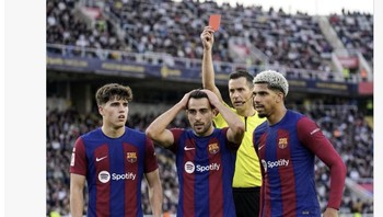 Bukan trofi Liga Champions, tapi kartu merah yang justru lebih sering “diraih”. Kritik pedas untuk performa di laga krusial. Foto: X.com
