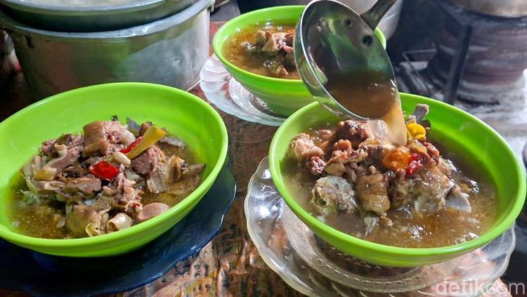 Segarnya Asem-Asem Kambing Bu Djum Nganjuk yang Melegenda