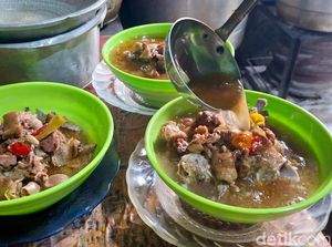 Segarnya Asem-Asem Kambing Bu Djum Nganjuk yang Melegenda