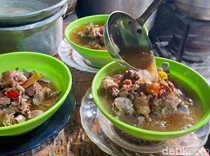 Segarnya Asem-Asem Kambing Bu Djum yang Melegenda