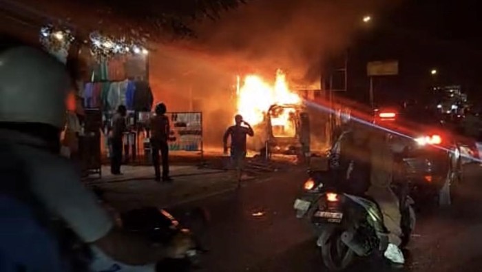 Minibus terbakar di Gowa diduga akibat ledakan korek gas.