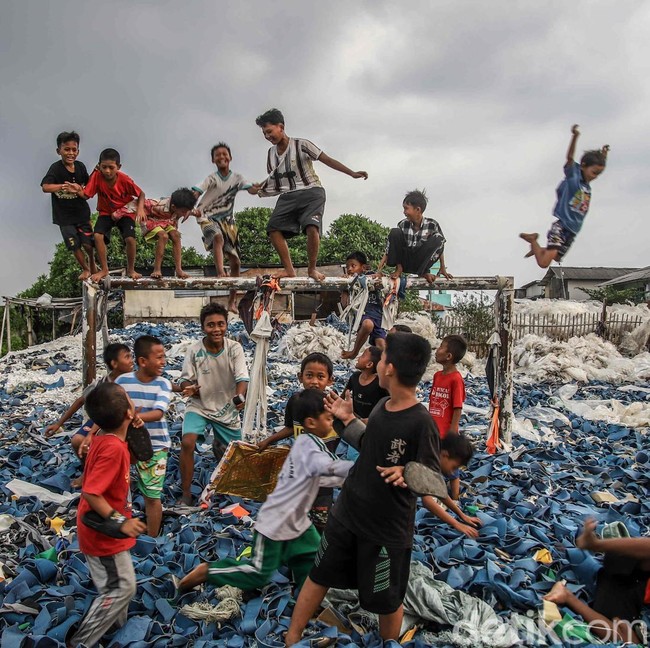 Miris! Anak-anak Bermain di Tengah Tumpukan Limbah di Semper Barat