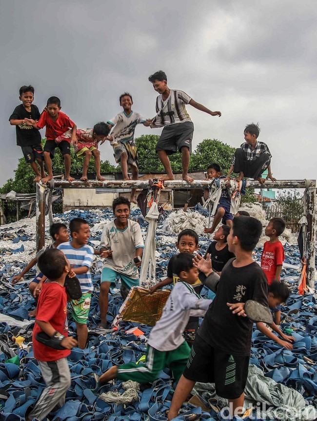 Miris! Anak-anak Bermain di Tengah Tumpukan Limbah di Semper Barat