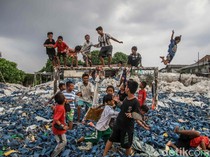 Miris! Anak-anak Bermain di Tengah Tumpukan Limbah di Semper Barat