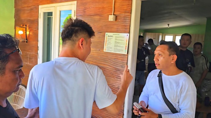 Momen WNA debat dengan petugas Imigrasi.