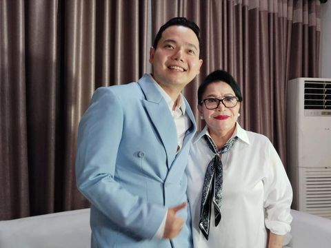 Mpok Atiek Mpok Atiek rutin perawatan di usia senja.