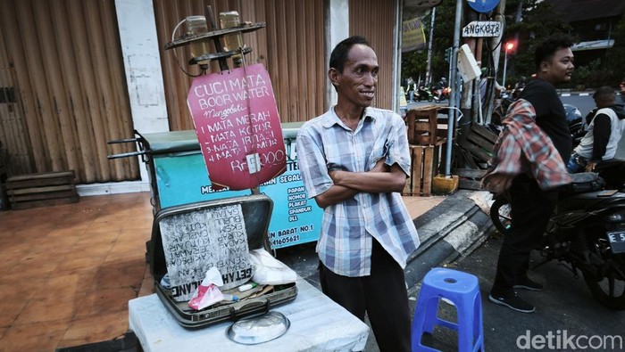 Muhammad Alwi melayani pasien cuci mata di sekitar Aloon-aloon Semarang, Rabu (15/4/2026).