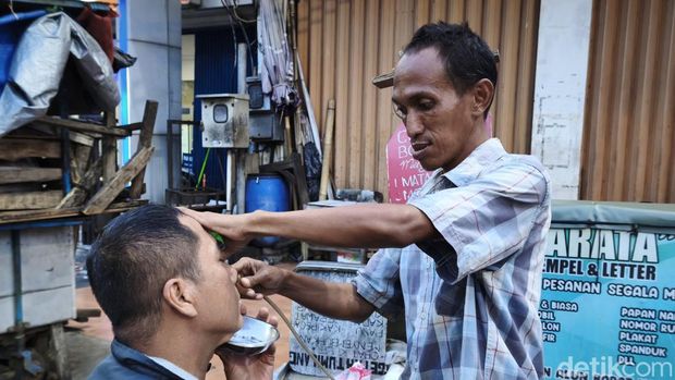 Muhammad Alwi melayani pasien cuci mata di sekitar Aloon-aloon Semarang, Rabu (15/4/2026). Muhammad Alwi melayani pasien cuci mata di sekitar Aloon-aloon Semarang, Rabu (15/4/2026).