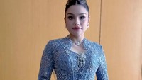 Nurah Pasya memakai kebaya biru saat akad nikah anak sambungnya, Teuku Rassya. (Foto: dok Instagram askyfebrianti)