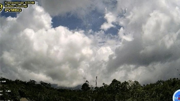 Pantauan kamera CCTV Gunung Dempo saat terjadi erupsi, namun tertutup awan