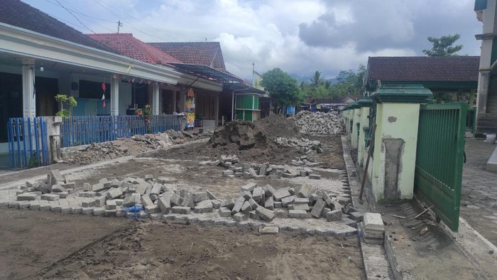 Pavingisasi terminal di Banyuwangi