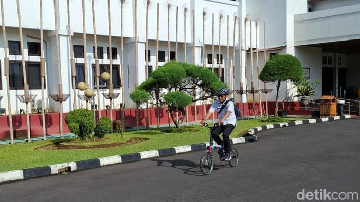 Pegawai Pemkot Tasikmalaya berangkat ke kantor dengan bersepeda, menyusul kebijakan CFD setiap Rabu.
