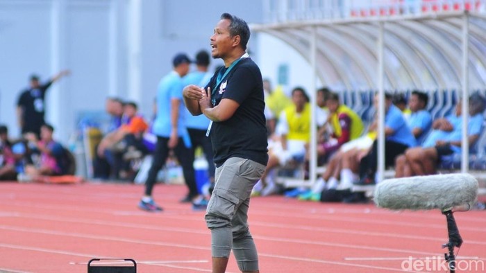 Pelatih PSIS, Andri Ramawi dalam laga Championship 2025/2026.