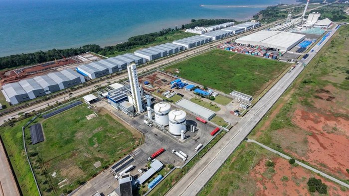 Pekerja menyelesaikan proyek pembangunan sebuah pabrik di Kawasan Ekonomi Khusus (KEK) Industropolis Batang, Kabupaten Batang, Jawa Tengah, Rabu (15/4/2026). Kementerian Investasi dan Hilirisasi/Badan Koordinasi Penanaman Modal (BKPM) menyatakan opti