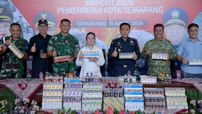 Walkot Semarang Agustina Wilujeng saat memusnahkan barang ilegal berupa rokok dan minuman beralkohol di Balai Kota Semarang, Rabu (15/4/2026).