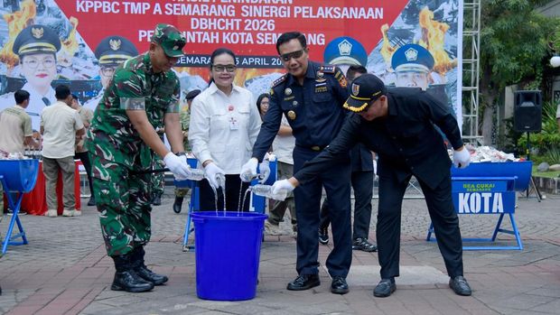 Pemusnahan BB Walkot Semarang Agustina Wilujeng saat memusnahkan barang ilegal berupa rokok dan minuman beralkohol di Balai Kota Semarang, Rabu (15/4/2026).