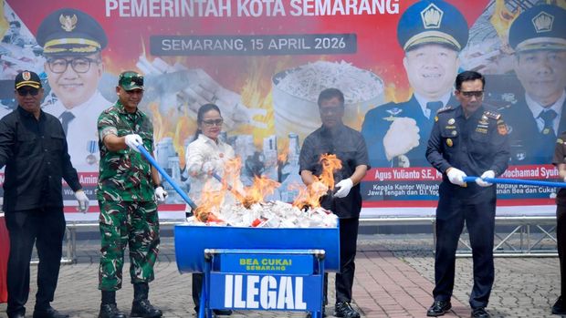Pemusnahan BB Walkot Semarang Agustina Wilujeng saat memusnahkan barang ilegal berupa rokok dan minuman beralkohol di Balai Kota Semarang, Rabu (15/4/2026).