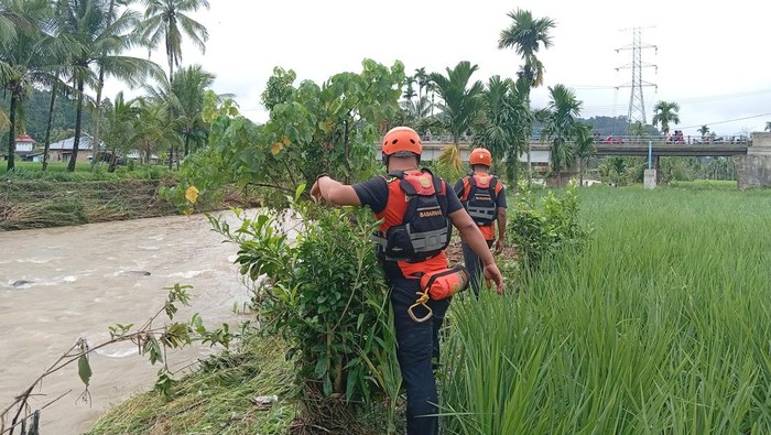 Pencarian korban banjir di Pasaman. (Dok.Pos SAR Pasaman)
