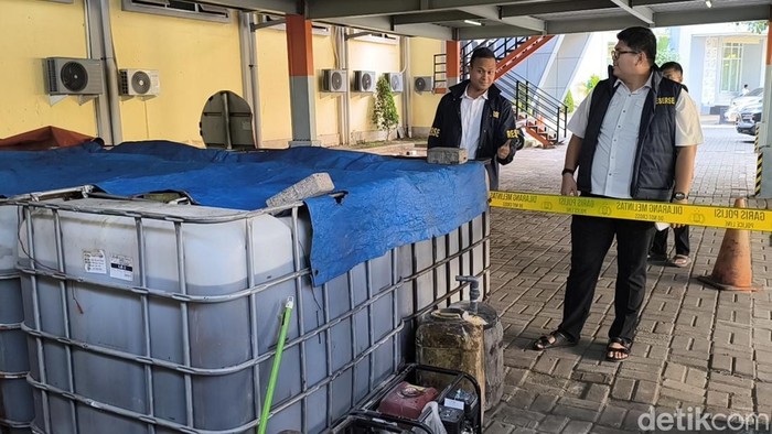 Satreskrim Polres Gresik membongkar penimbun bahan bakar minyak (BBM) subsidi di wilayah Kecamatan Ujungpangkah, Gresik.