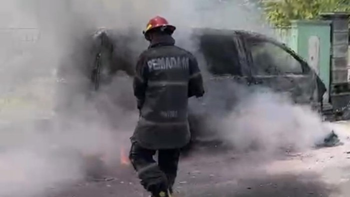 Petugas Damkar saat memadamkan mobil yang terbakar di Desa Kateguhan, Kecamatan Tawangsari, Kabupaten Sukoharjo, Rabu (15/4/2026).