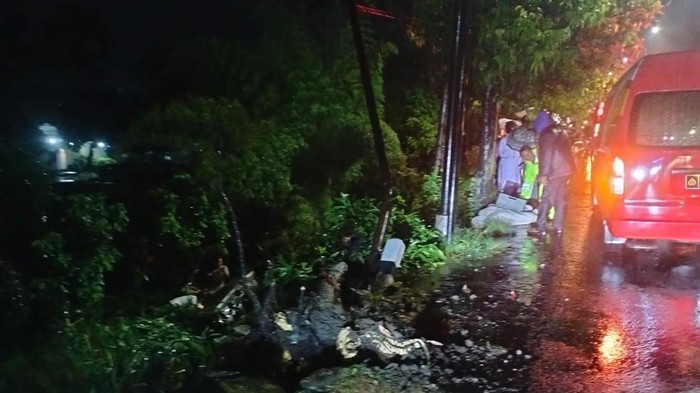 Honda City Nyemplung Jurang 6 Meter di Jalan Jogja-Solo Kalasan