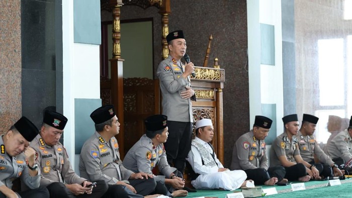 Polda Sumsel menggelar acara tasyakuran Walimatussafar pelepasan calon jemaah haji keluarga besar personel Polda Sumsel. (Dok istimewa).