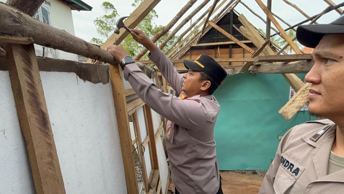 Polisi gotong royong perbaiki rumah warga korban puting beliung di Ogan Ilir (dok. Istimewa)