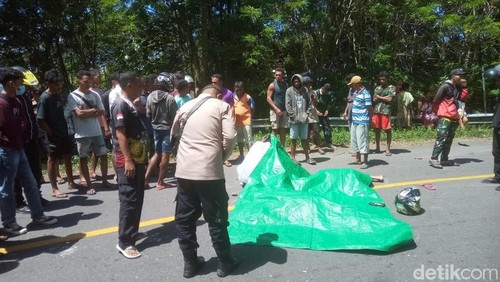 Polisi melakukan olah TKP lakalantas yang menewaskan sekretaris dan bendahara Desa Degalea, Kecamatan Nangaroro, Nagekeo, NTT, Rabu (15/4/2026).