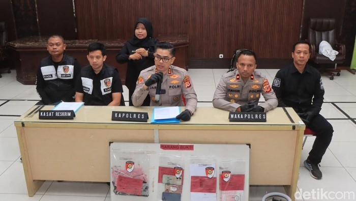 Polres Indramayu mengadakan konferensi pers terkait kasus eksploitasi anak