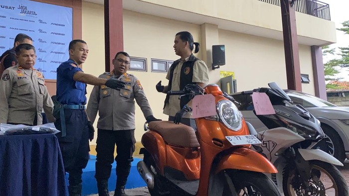 Polres Metro Jakarta Pusat merilis kasus petugas Damkar yang dibegal di Gambir