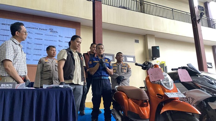 Polres Metro Jakarta Pusat merilis kasus petugas Damkar yang dibegal di Gambir