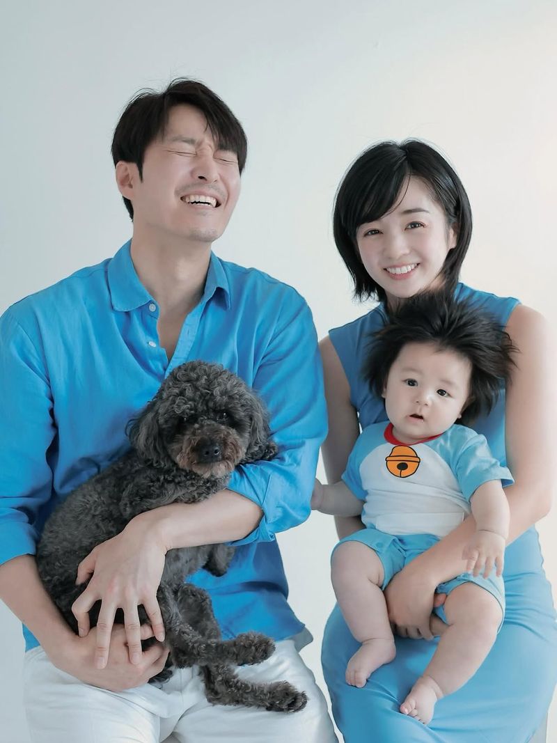 Potret keluarga Shim Hyung Tak dan istrinya Hirai Saya. Potret keluarga Shim Hyung Tak dan istrinya Hirai Saya, bersama bayi mereka Haru.