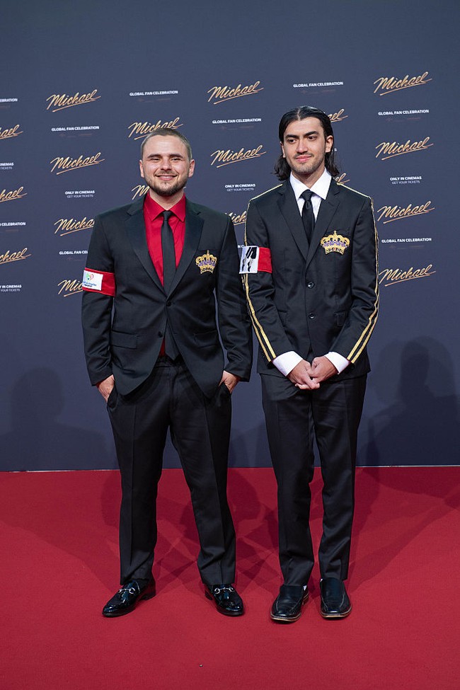 Bigi Jackson berjalan di red carpet bersama kakaknya, Prince Jackson. Keduanya tampak elegan mengenakan setelan jaket hitam dengan aksen merah dan bordiran bergambar mahkota. Sebuah tribute untuk Michael Jackson yang dijuluki ‘The King of Pop’. Foto: WireImage/Tristar Media