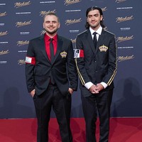 Bigi Jackson berjalan di red carpet bersama kakaknya, Prince Jackson. Keduanya tampak elegan mengenakan setelan jaket hitam dengan aksen merah dan bordiran bergambar mahkota. Sebuah tribute untuk Michael Jackson yang dijuluki ‘The King of Pop’. Foto: WireImage/Tristar Media
