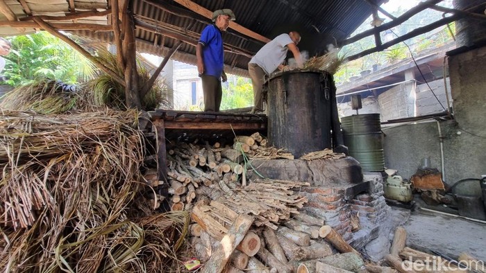 Proses produksi minyak atsiri di Pedukuhan Kebosungu 1, Dlingo, Bantul, Rabu (15/4/2026).