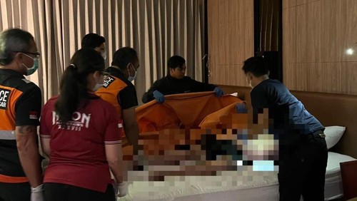 Proses evakuasi GKA (70), WN Australia yang ditemukan meninggal di kamar hotel kawasan Sanur, Selasa (14/4/2026). 
Dok: Tangkapan layar media sosial @bpbd_denpasarkota