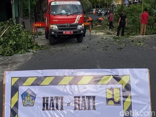 Rambu peringatan tebing longsor di sisi jembatan penghubung Desa Peken Belayu dengan Desa Kukuh, Kecamatan Marga.