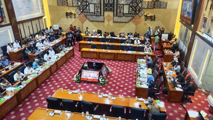 Menteri Kesehatan (Menkes) Budi Gunadi Sadikin rapat dengan Komisi IX DPR di kompleks parlemen, Senayan, Jakarta, Rabu (15/4/2026), membahas data penerima bantuan BPJS.