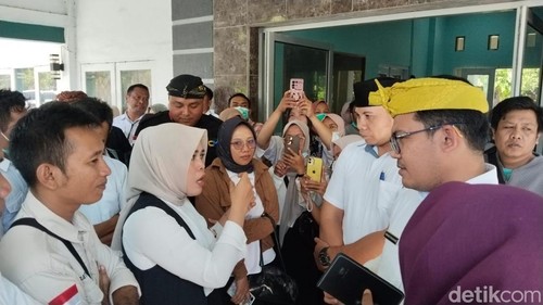 Ratusan PPPK tenaga kesehatan berunjuk rasa di Dinas Kesehatan Lombok Tengah, Rabu (15/4/2026).