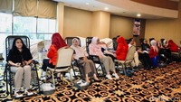 Para karyawan tampak antusias mengikuti kegiatan donor darah yang menjadi salah satu agenda utama. Selain membantu sesama, kegiatan ini juga menjadi bagian dari upaya meningkatkan kepedulian sosial di lingkungan perusahaan.