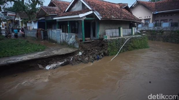 Remaja hanyut di Sungai Cibanjaran Bandung, warga mencoba menolong Remaja hanyut di Sungai Cibanjaran Bandung, warga mencoba menolong