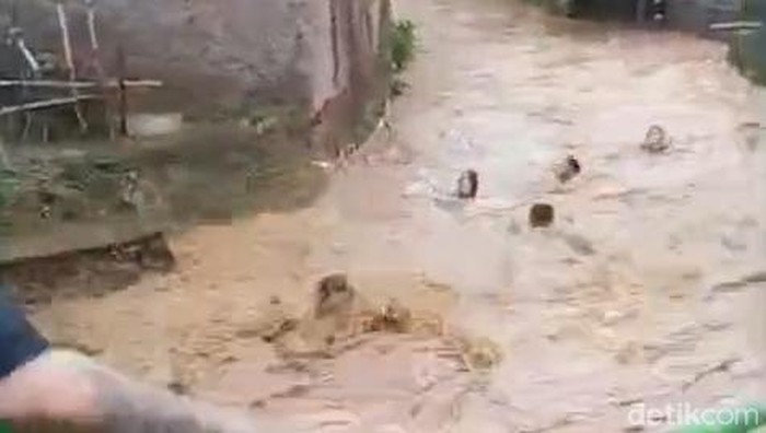 Remaja hanyut di Sungai Cibanjaran Bandung, warga mencoba menolong