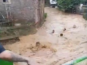 Selamatkan Remaja Hanyut di Banjaran, Agus Terseret Arus dan Masih Hilang