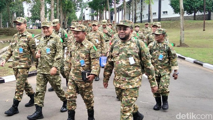 Para Ketua DPRD seluruh Indonesia berfoto bersama di Akademi Militer (Akmil) Magelang, Rabu (15/4/2026).