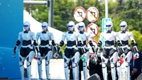 Fungsinya cukup beragam, mulai dari operasi dua tangan, membuka pintu mobil secara otomatis, hingga dikendalikan jarak jauh menggunakan VR. Robot ini diproyeksikan untuk membantu kebutuhan seperti sales, resepsionis, hingga pelatihan khusus. Foto: Doc. Chery